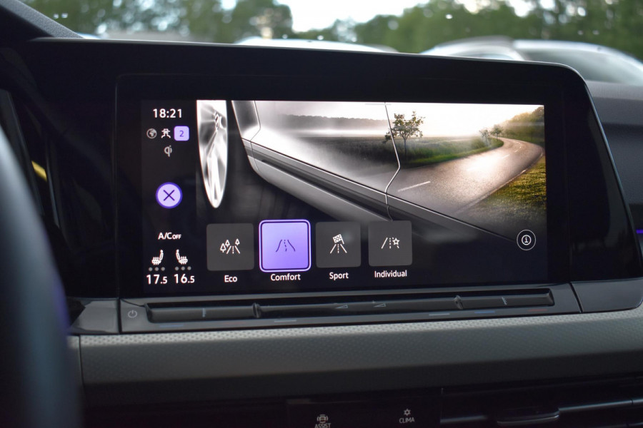 Volkswagen Golf 1.5 eTSI R-Line ACC DCC Carplay Camera Sfeer Trekhaak