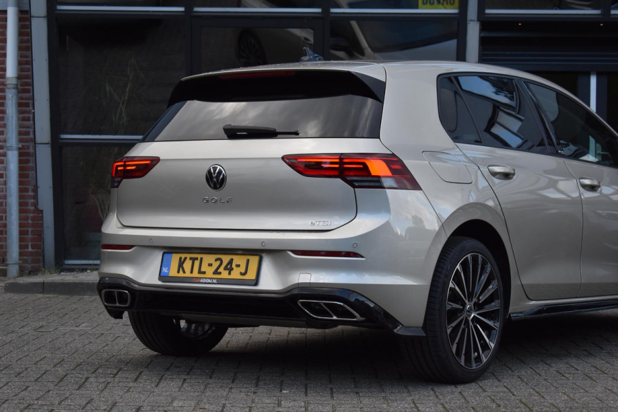 Volkswagen Golf 1.5 eTSI R-Line ACC DCC Carplay Camera Sfeer Trekhaak