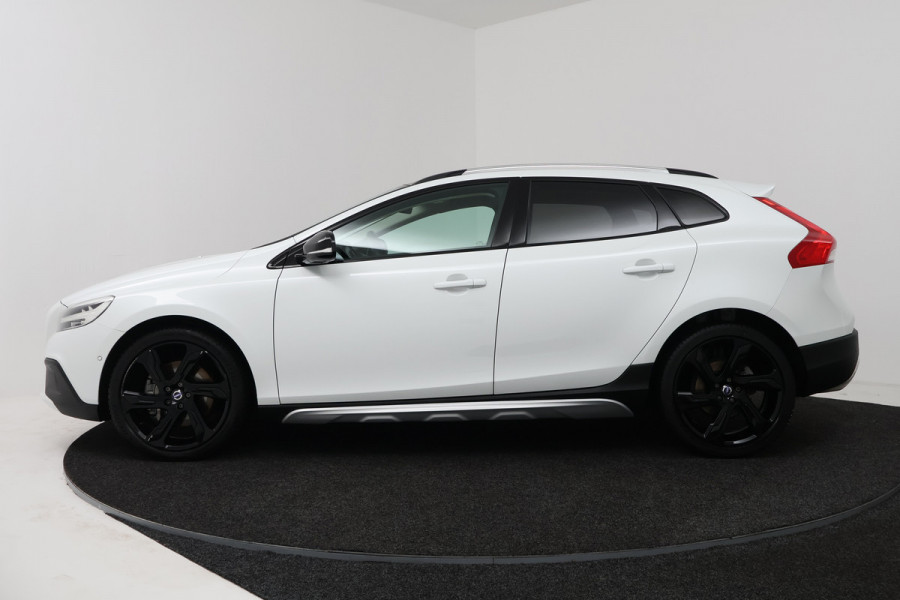 Volvo V40 Cross Country 1.5 T3 Dynamic Edition (PANORAMADAK, STOELVERWARMING, CAMERA, NAVIGATIE, PARKEERSENSOREN)