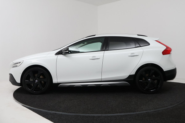 Volvo V40 Cross Country 1.5 T3 Dynamic Edition (PANORAMADAK, STOELVERWARMING, CAMERA, NAVIGATIE, PARKEERSENSOREN)