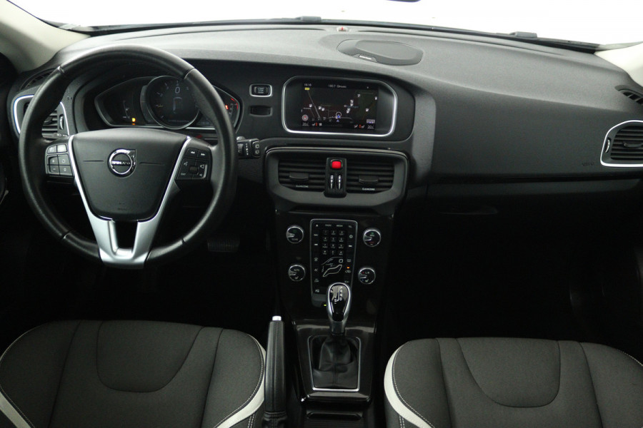 Volvo V40 Cross Country 1.5 T3 Dynamic Edition (PANORAMADAK, STOELVERWARMING, CAMERA, NAVIGATIE, PARKEERSENSOREN)