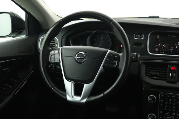 Volvo V40 Cross Country 1.5 T3 Dynamic Edition (PANORAMADAK, STOELVERWARMING, CAMERA, NAVIGATIE, PARKEERSENSOREN)