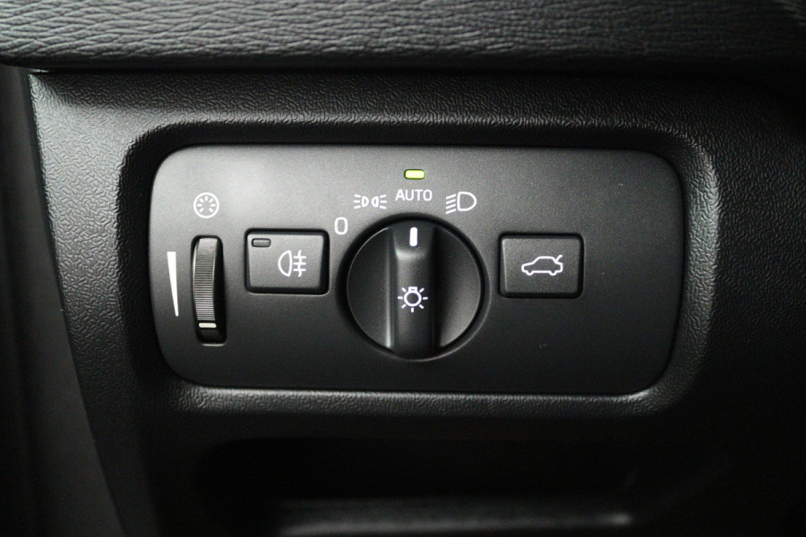 Volvo V40 Cross Country 1.5 T3 Dynamic Edition (PANORAMADAK, STOELVERWARMING, CAMERA, NAVIGATIE, PARKEERSENSOREN)