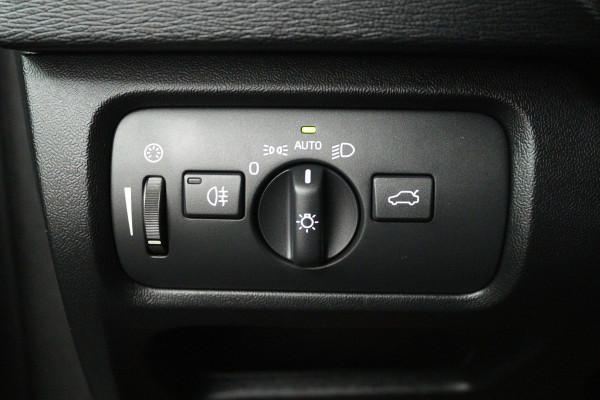 Volvo V40 Cross Country 1.5 T3 Dynamic Edition (PANORAMADAK, STOELVERWARMING, CAMERA, NAVIGATIE, PARKEERSENSOREN)
