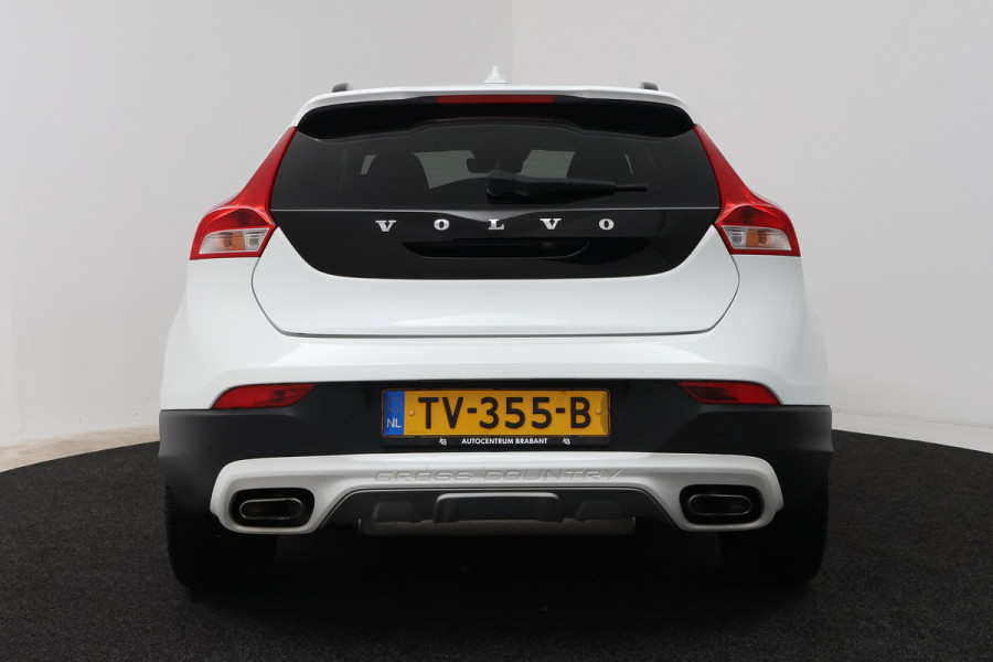 Volvo V40 Cross Country 1.5 T3 Dynamic Edition (PANORAMADAK, STOELVERWARMING, CAMERA, NAVIGATIE, PARKEERSENSOREN)