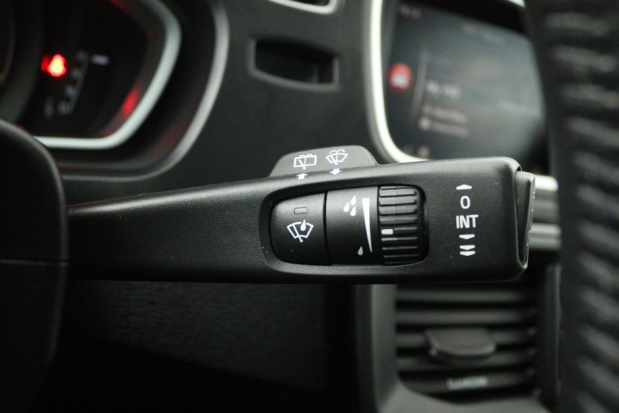 Volvo V40 Cross Country 1.5 T3 Dynamic Edition (PANORAMADAK, STOELVERWARMING, CAMERA, NAVIGATIE, PARKEERSENSOREN)
