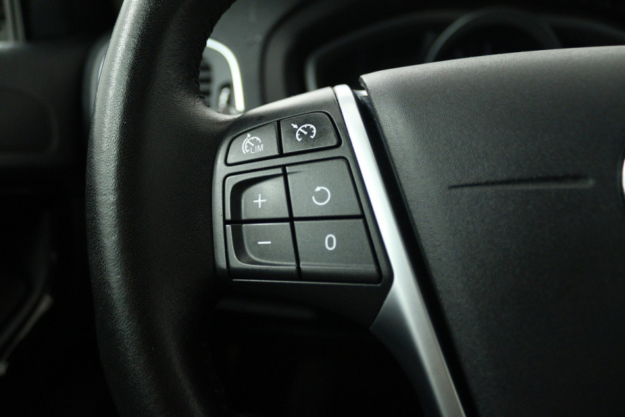 Volvo V40 Cross Country 1.5 T3 Dynamic Edition (PANORAMADAK, STOELVERWARMING, CAMERA, NAVIGATIE, PARKEERSENSOREN)