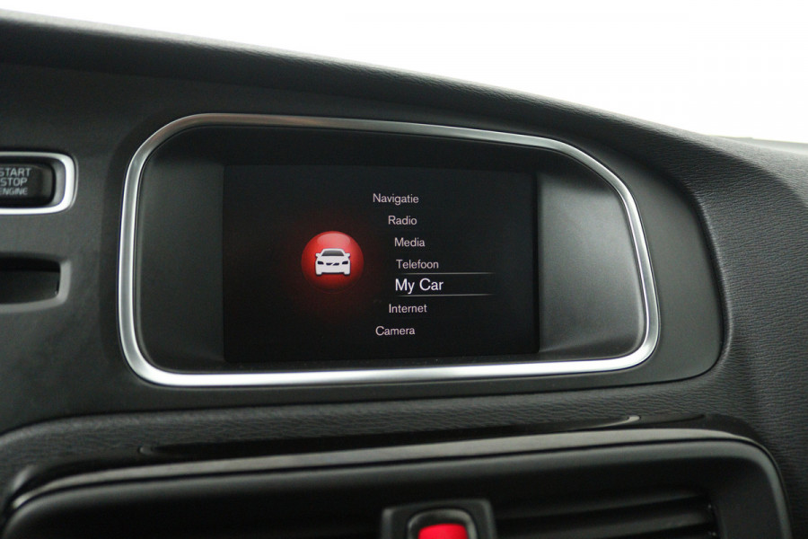 Volvo V40 Cross Country 1.5 T3 Dynamic Edition (PANORAMADAK, STOELVERWARMING, CAMERA, NAVIGATIE, PARKEERSENSOREN)