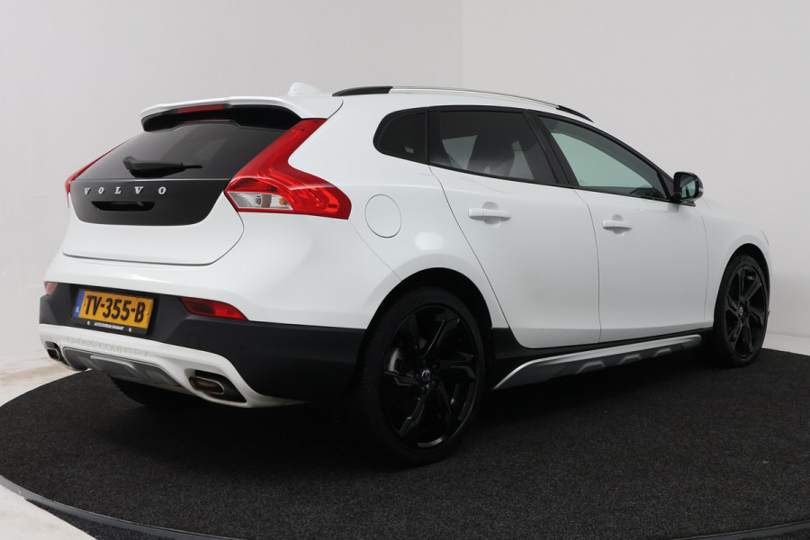 Volvo V40 Cross Country 1.5 T3 Dynamic Edition (PANORAMADAK, STOELVERWARMING, CAMERA, NAVIGATIE, PARKEERSENSOREN)