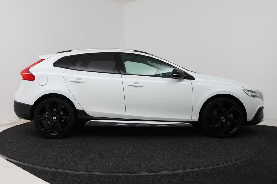 Volvo V40 Cross Country 1.5 T3 Dynamic Edition (PANORAMADAK, STOELVERWARMING, CAMERA, NAVIGATIE, PARKEERSENSOREN)