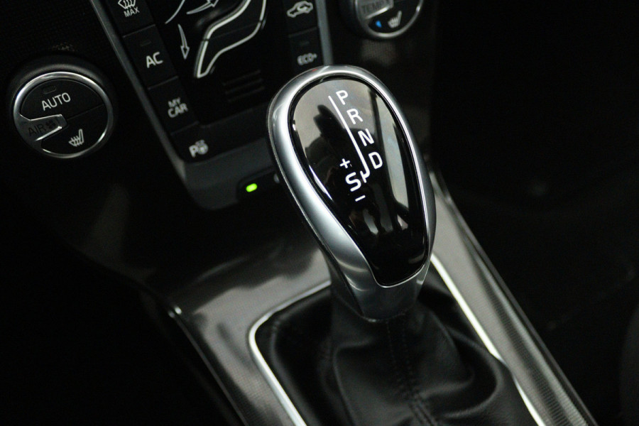 Volvo V40 Cross Country 1.5 T3 Dynamic Edition (PANORAMADAK, STOELVERWARMING, CAMERA, NAVIGATIE, PARKEERSENSOREN)