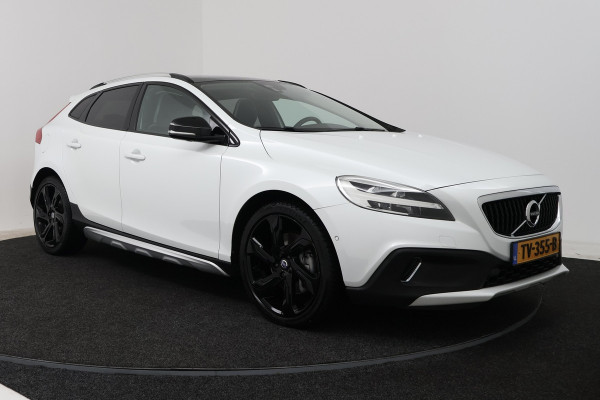 Volvo V40 Cross Country 1.5 T3 Dynamic Edition (PANORAMADAK, STOELVERWARMING, CAMERA, NAVIGATIE, PARKEERSENSOREN)