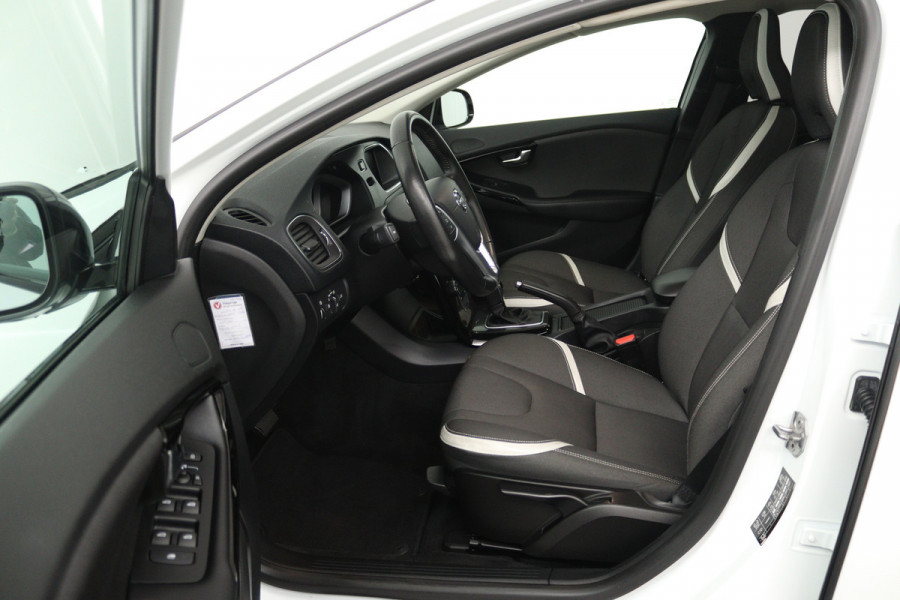 Volvo V40 Cross Country 1.5 T3 Dynamic Edition (PANORAMADAK, STOELVERWARMING, CAMERA, NAVIGATIE, PARKEERSENSOREN)