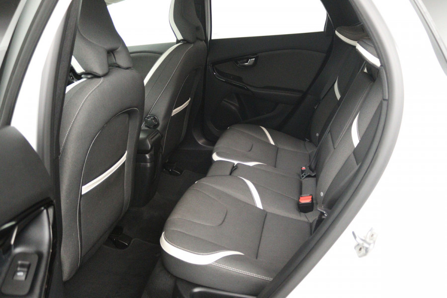 Volvo V40 Cross Country 1.5 T3 Dynamic Edition (PANORAMADAK, STOELVERWARMING, CAMERA, NAVIGATIE, PARKEERSENSOREN)