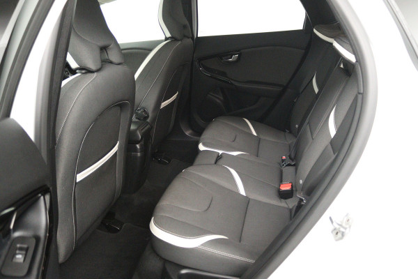 Volvo V40 Cross Country 1.5 T3 Dynamic Edition (PANORAMADAK, STOELVERWARMING, CAMERA, NAVIGATIE, PARKEERSENSOREN)