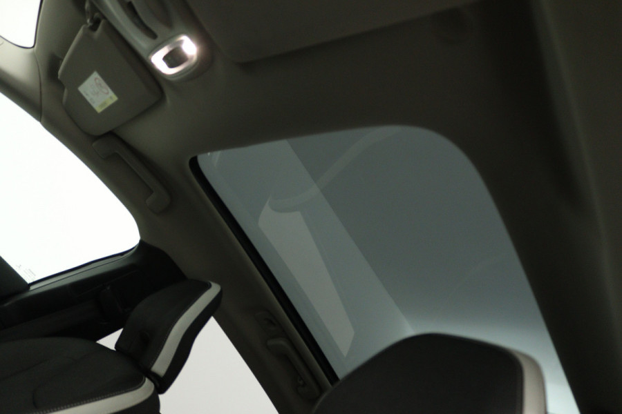 Volvo V40 Cross Country 1.5 T3 Dynamic Edition (PANORAMADAK, STOELVERWARMING, CAMERA, NAVIGATIE, PARKEERSENSOREN)