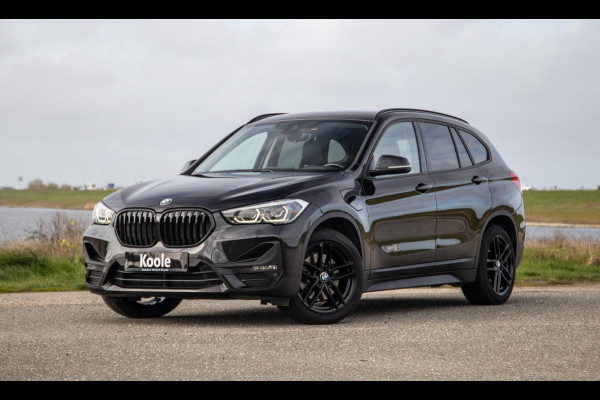 BMW X1 xDrive25e Executive BLACK LINE / CAMERA / CARPLAY / HEAD UP DISPLAY / LEDER / LED / CRUISE CONTROLE / STOELVERWARMING