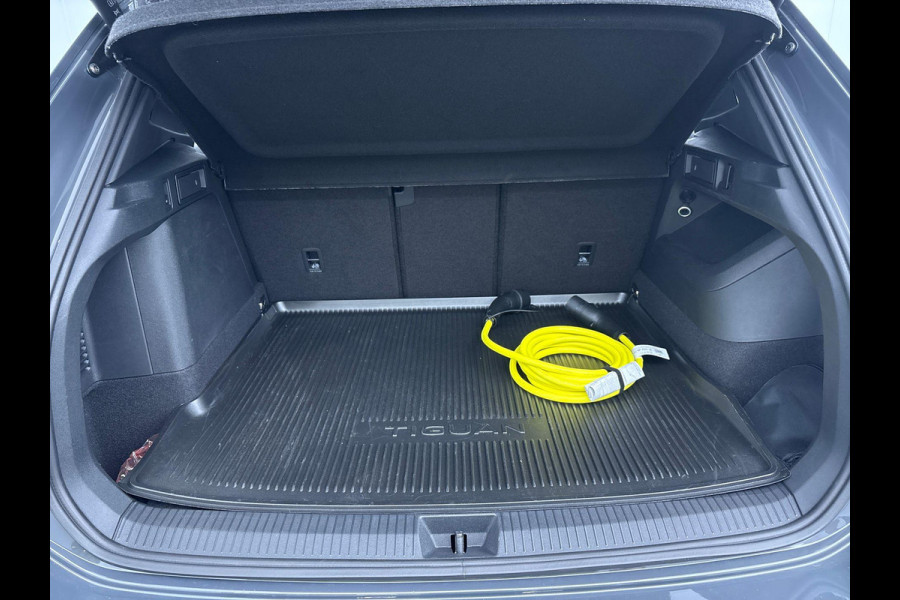 Volkswagen Tiguan 1.5 eHybrid R-Line Edition 204 PK PHEV | Verlengde garantie | Trekhaak wegklapbaar | Panorama dak | Black Style | 20"LM velgen |