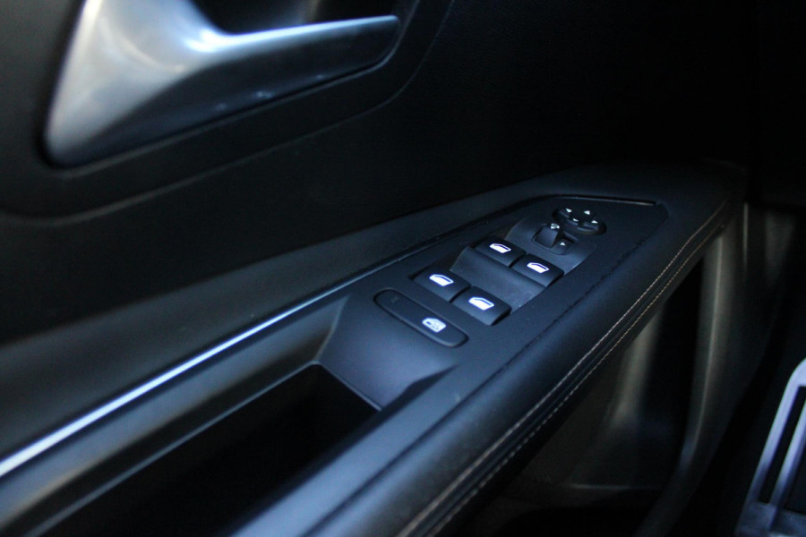 Peugeot 3008 1.6 180PK AUTOMAAT GT LINE | NAVIGATIE | CAMERA | APPLE CARPLAY/ANDROID AUTO | CLIMATE CONTROL | CRUISE CONTROL | FULL LED KOPLAMPEN | MISTLAMPEN VOOR | AFNEEMBARE TREKHAAK | 19" LICHTMETALEN VELGEN |