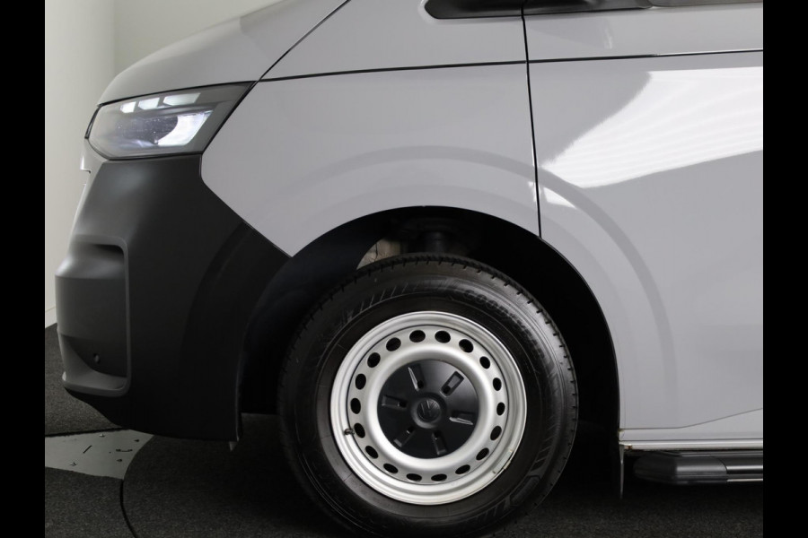 Volkswagen Transporter 2.0 TDI L2H1 30 110 PK | Verlengde garantie | Trekhaak | Navigatie via app | Parkeersensoren v+a | Sidebars |