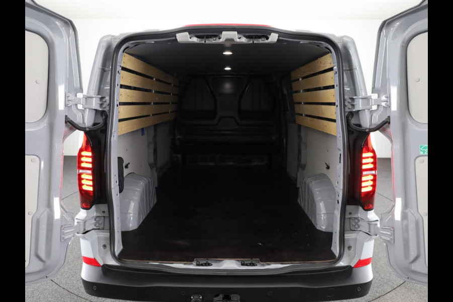 Volkswagen Transporter 2.0 TDI L2H1 30 110 PK | Verlengde garantie | Trekhaak | Navigatie via app | Parkeersensoren v+a | Sidebars |