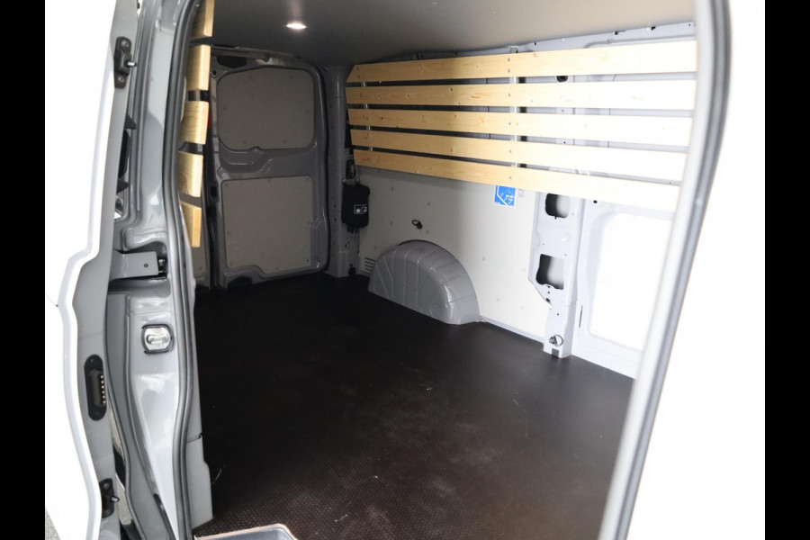 Volkswagen Transporter 2.0 TDI L2H1 30 110 PK | Verlengde garantie | Trekhaak | Navigatie via app | Parkeersensoren v+a | Sidebars |