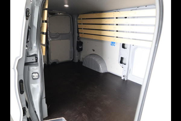 Volkswagen Transporter 2.0 TDI L2H1 30 110 PK | Verlengde garantie | Trekhaak | Navigatie via app | Parkeersensoren v+a | Sidebars |
