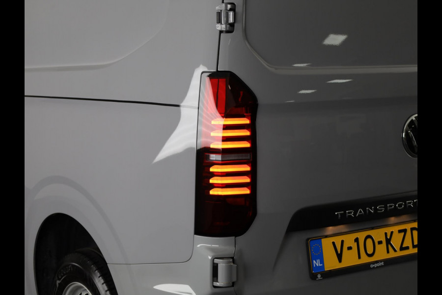 Volkswagen Transporter 2.0 TDI L2H1 30 110 PK | Verlengde garantie | Trekhaak | Navigatie via app | Parkeersensoren v+a | Sidebars |