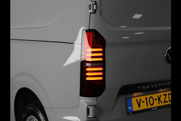 Volkswagen Transporter 2.0 TDI L2H1 30 110 PK | Verlengde garantie | Trekhaak | Navigatie via app | Parkeersensoren v+a | Sidebars |