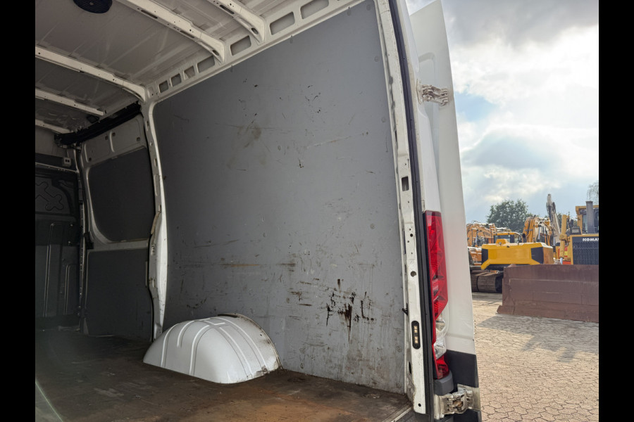 Iveco Daily 35C18 3.0 Automaat L2H2 Dubbellucht LED 3.5t Trekhaak Adaptieve Cruise Standkachel Climate Control Navigatie Camera