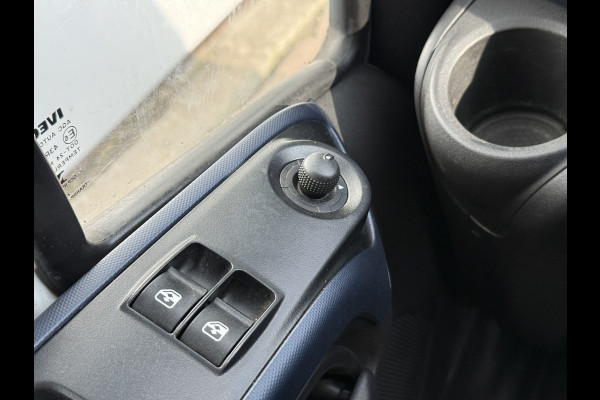 Iveco Daily 35C18 3.0 Automaat L2H2 Dubbellucht LED 3.5t Trekhaak Adaptieve Cruise Standkachel Climate Control Navigatie Camera