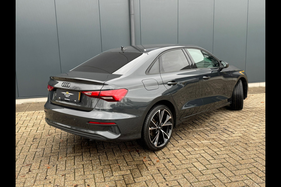 Audi A3 Limousine 30 TFSI AUTOMAAT * Carplay * Optiek Zwart * Parkeersensoren *