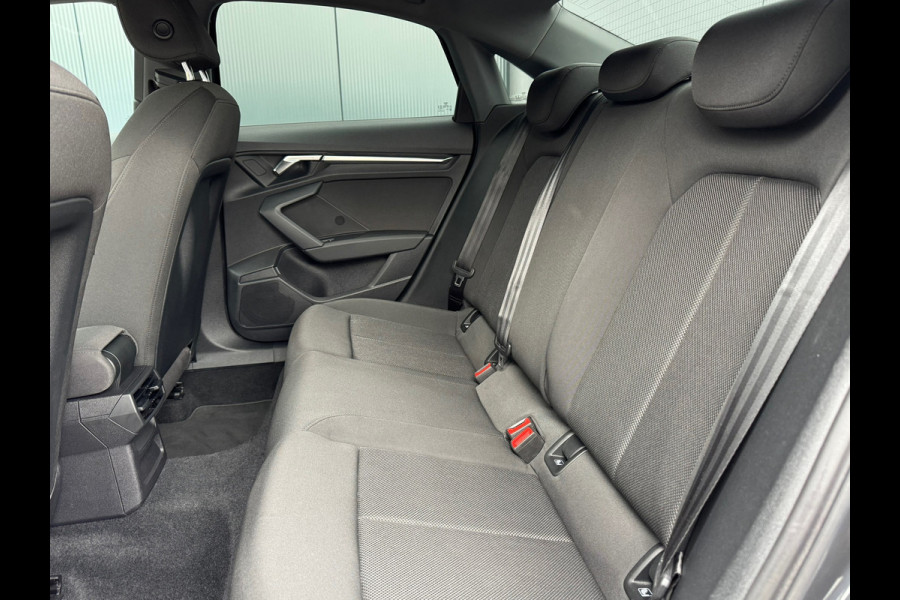 Audi A3 Limousine 30 TFSI AUTOMAAT * Carplay * Optiek Zwart * Parkeersensoren *