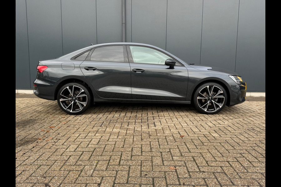Audi A3 Limousine 30 TFSI AUTOMAAT * Carplay * Optiek Zwart * Parkeersensoren *
