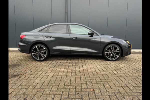 Audi A3 Limousine 30 TFSI AUTOMAAT * Carplay * Optiek Zwart * Parkeersensoren *