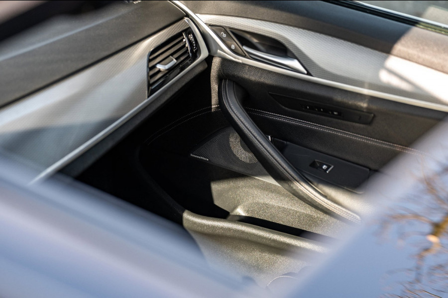 BMW 5 Serie Touring 540i xDrive M-Sport I Bowers & Wilkins I Panoramadak I Stoelkoeling & verwarming I 20" Breedset nieuw
