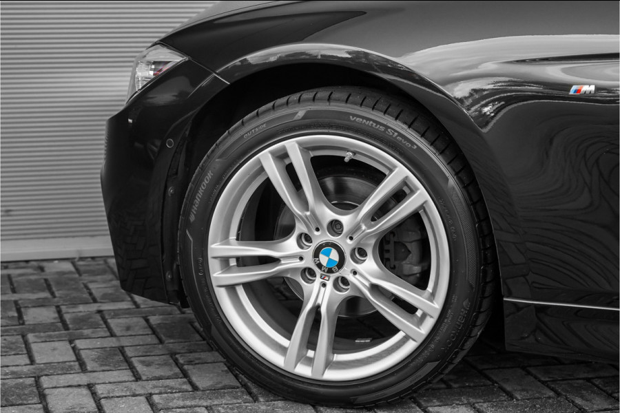 BMW 3 Serie Touring 320i Edition M Sport Shadow Pano Camera PDC HiFi 18"