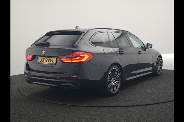 BMW 5 Serie Touring 520i M Sport 184pk Dealer O.H. | Panodak | Head Up | 360 Camera | Lederen Comfortstoelen Memory & Verwarmd | Sfeerverlichting | Blis | Apple Carplay | Stuur Verwarmd | Adaptive LED | Navigatie | DAB | 19"L.M |