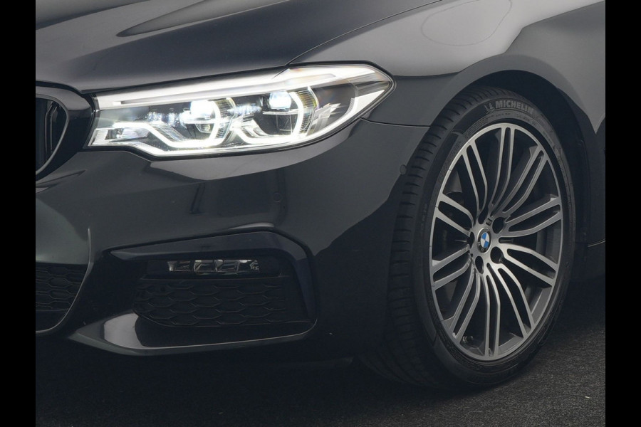 BMW 5 Serie Touring 520i M Sport 184pk Dealer O.H. | Panodak | Head Up | 360 Camera | Lederen Comfortstoelen Memory & Verwarmd | Sfeerverlichting | Blis | Apple Carplay | Stuur Verwarmd | Adaptive LED | Navigatie | DAB | 19"L.M |