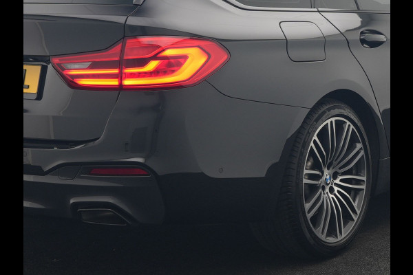 BMW 5 Serie Touring 520i M Sport 184pk Dealer O.H. | Panodak | Head Up | 360 Camera | Lederen Comfortstoelen Memory & Verwarmd | Sfeerverlichting | Blis | Apple Carplay | Stuur Verwarmd | Adaptive LED | Navigatie | DAB | 19"L.M |