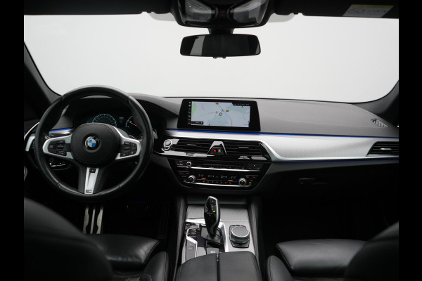 BMW 5 Serie Touring 520i M Sport 184pk Dealer O.H. | Panodak | Head Up | 360 Camera | Lederen Comfortstoelen Memory & Verwarmd | Sfeerverlichting | Blis | Apple Carplay | Stuur Verwarmd | Adaptive LED | Navigatie | DAB | 19"L.M |