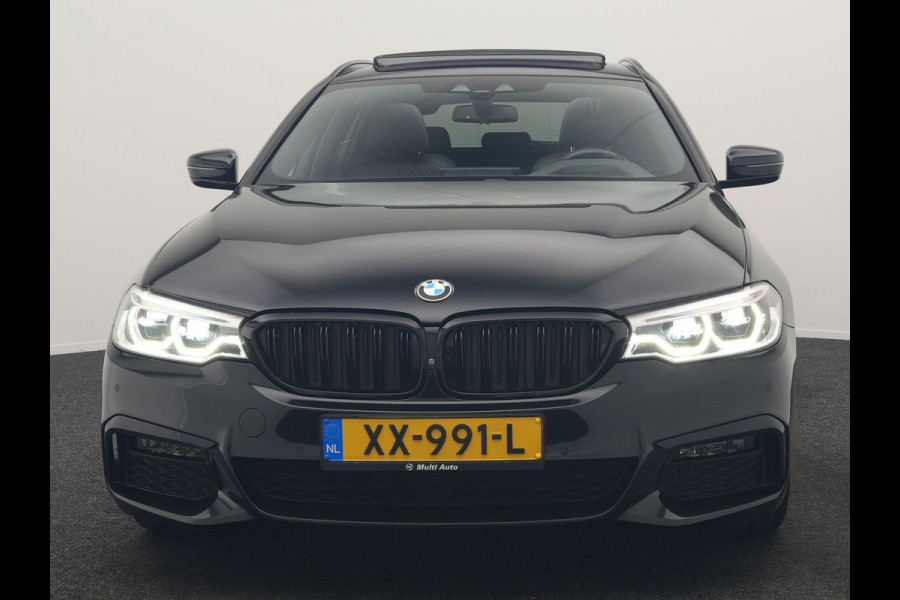BMW 5 Serie Touring 520i M Sport 184pk Dealer O.H. | Panodak | Head Up | 360 Camera | Lederen Comfortstoelen Memory & Verwarmd | Sfeerverlichting | Blis | Apple Carplay | Stuur Verwarmd | Adaptive LED | Navigatie | DAB | 19"L.M |