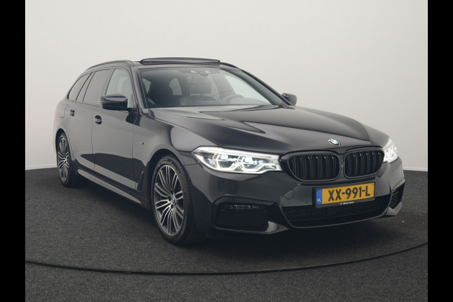 BMW 5 Serie Touring 520i M Sport 184pk Dealer O.H. | Panodak | Head Up | 360 Camera | Lederen Comfortstoelen Memory & Verwarmd | Sfeerverlichting | Blis | Apple Carplay | Stuur Verwarmd | Adaptive LED | Navigatie | DAB | 19"L.M |