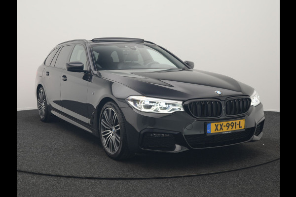 BMW 5 Serie Touring 520i M Sport 184pk Dealer O.H. | Panodak | Head Up | 360 Camera | Lederen Comfortstoelen Memory & Verwarmd | Sfeerverlichting | Blis | Apple Carplay | Stuur Verwarmd | Adaptive LED | Navigatie | DAB | 19"L.M |