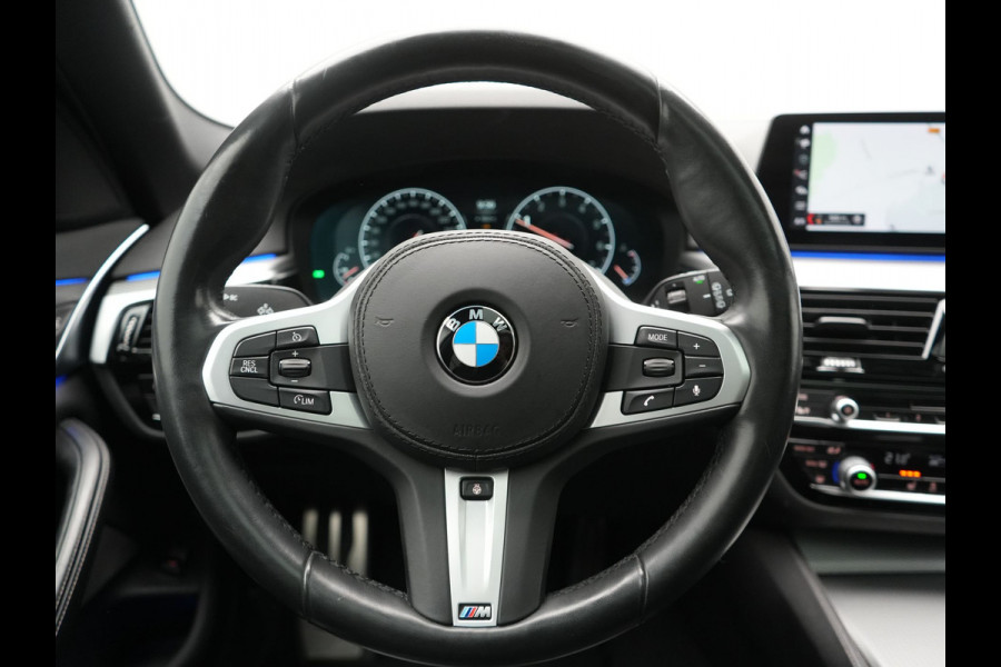 BMW 5 Serie Touring 520i M Sport 184pk Dealer O.H. | Panodak | Head Up | 360 Camera | Lederen Comfortstoelen Memory & Verwarmd | Sfeerverlichting | Blis | Apple Carplay | Stuur Verwarmd | Adaptive LED | Navigatie | DAB | 19"L.M |