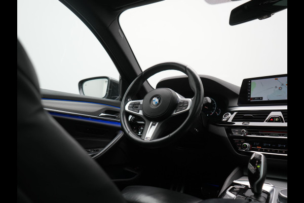 BMW 5 Serie Touring 520i M Sport 184pk Dealer O.H. | Panodak | Head Up | 360 Camera | Lederen Comfortstoelen Memory & Verwarmd | Sfeerverlichting | Blis | Apple Carplay | Stuur Verwarmd | Adaptive LED | Navigatie | DAB | 19"L.M |