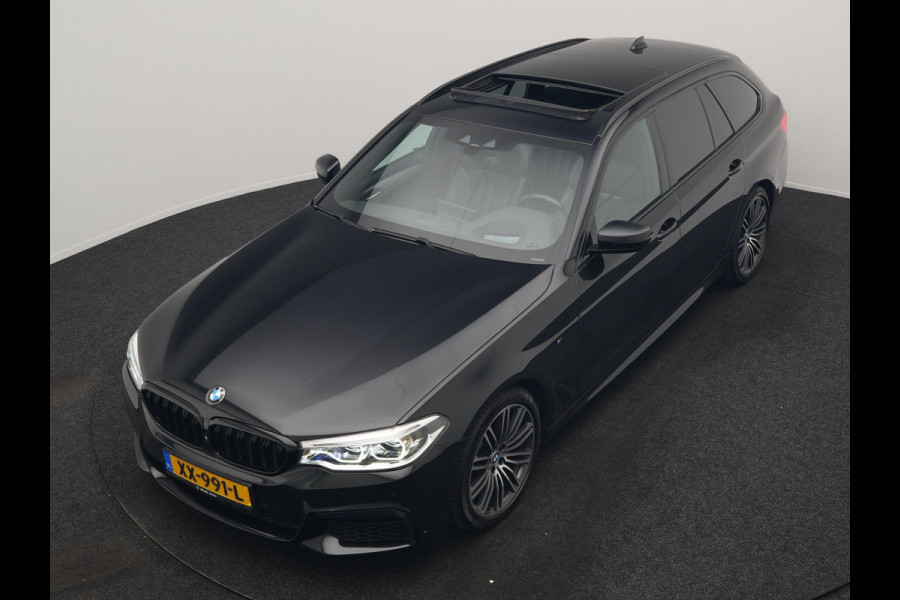 BMW 5 Serie Touring 520i M Sport 184pk Dealer O.H. | Panodak | Head Up | 360 Camera | Lederen Comfortstoelen Memory & Verwarmd | Sfeerverlichting | Blis | Apple Carplay | Stuur Verwarmd | Adaptive LED | Navigatie | DAB | 19"L.M |
