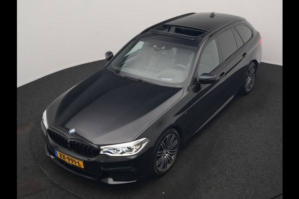 BMW 5 Serie Touring 520i M Sport 184pk Dealer O.H. | Panodak | Head Up | 360 Camera | Lederen Comfortstoelen Memory & Verwarmd | Sfeerverlichting | Blis | Apple Carplay | Stuur Verwarmd | Adaptive LED | Navigatie | DAB | 19"L.M |