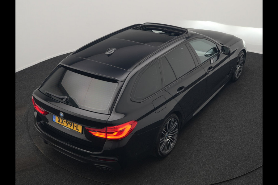 BMW 5 Serie Touring 520i M Sport 184pk Dealer O.H. | Panodak | Head Up | 360 Camera | Lederen Comfortstoelen Memory & Verwarmd | Sfeerverlichting | Blis | Apple Carplay | Stuur Verwarmd | Adaptive LED | Navigatie | DAB | 19"L.M |