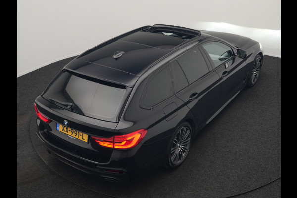 BMW 5 Serie Touring 520i M Sport 184pk Dealer O.H. | Panodak | Head Up | 360 Camera | Lederen Comfortstoelen Memory & Verwarmd | Sfeerverlichting | Blis | Apple Carplay | Stuur Verwarmd | Adaptive LED | Navigatie | DAB | 19"L.M |